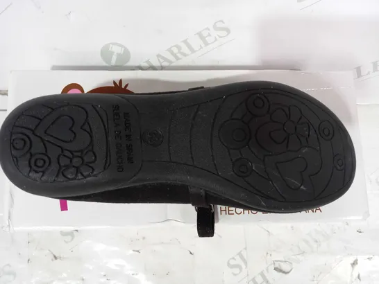 BOXED PAIR OF PISAONAS CHILDRENS SHOES IN BLACK SIZE 33