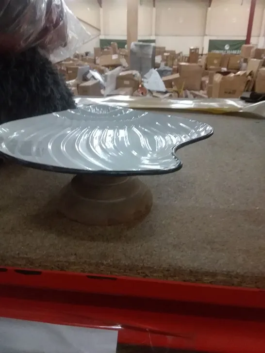 SHELL DISH ON STAND