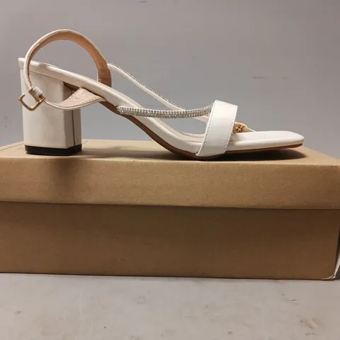 BOXED PAIR OF DESIGNER OPEN TOE BLOCK HEEL STRAPPY SANDALS IN WHITE W. JEWEL EFFECT EU SIZE 40