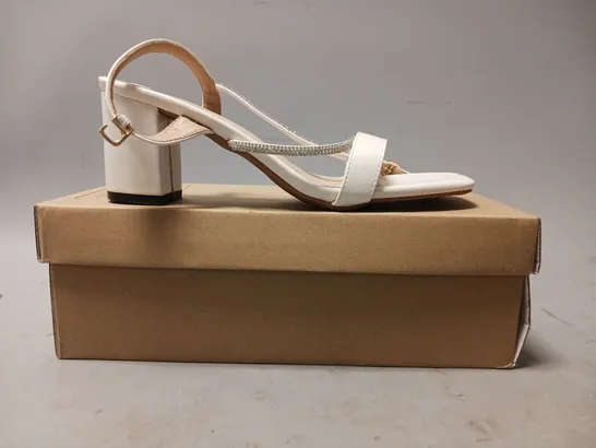 BOXED PAIR OF DESIGNER OPEN TOE BLOCK HEEL STRAPPY SANDALS IN WHITE W. JEWEL EFFECT EU SIZE 40