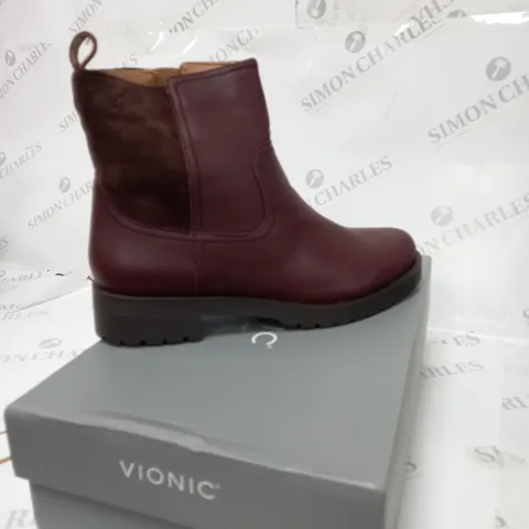 BOXED PAIR OF VIONIC BOOTS SIZE 5