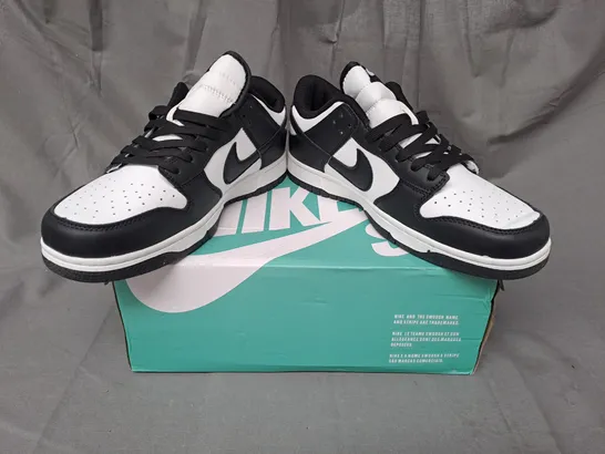 BOXED PAIR OF NIKE SHOES IN BLACK/WHITE UK SIZE 9