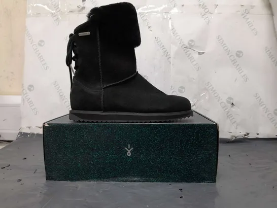 BOXED PAIR OF EMU AUSTRALIA BIRDWOOD WATERPROOF SHEEPSKIN BOOTS - BLACK, SIZE 6