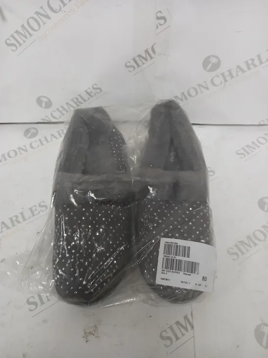 GREY DIAMOND SLIPPERS SIZE 5