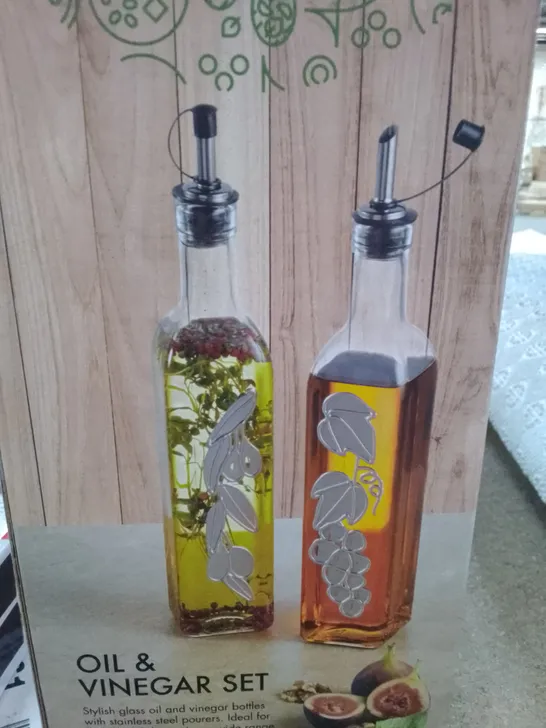 BOXED WORLD OF FLAVOURS ITALIAN LARGE GLASS OIL & VINEGAR SET 