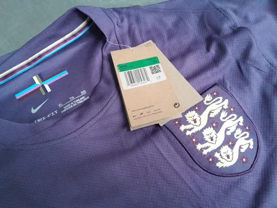 ENGLAND FOOTBALL T-SHIRT IN PURPLE - XL