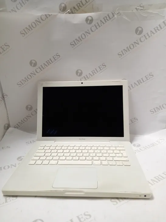 APPLE A1181 MAC BOOK IN WHITE