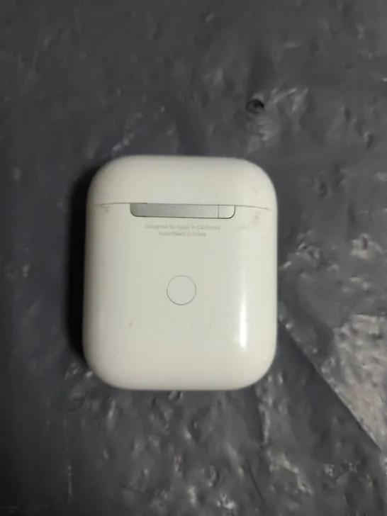 PAIR OF APPLE AIRPODS IN WHITE