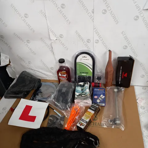 LOT OF ASSORTED VEHICLE ITEMS TO INCLUDE  LOCKS, L PLATES AND ALCOHOL BREATHALYSER