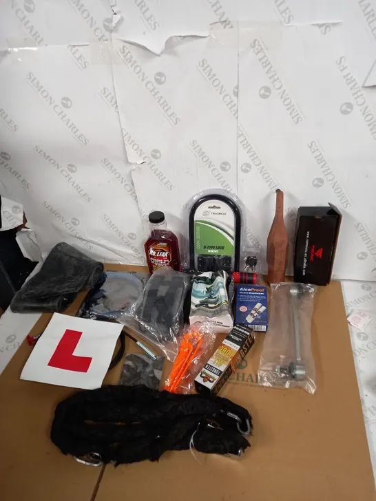 LOT OF ASSORTED VEHICLE ITEMS TO INCLUDE  LOCKS, L PLATES AND ALCOHOL BREATHALYSER