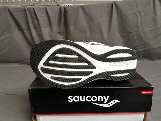 BOXED PAIR OF SAUCONY TRIUMPH 21 TRAINERS SIZE UK 8.5