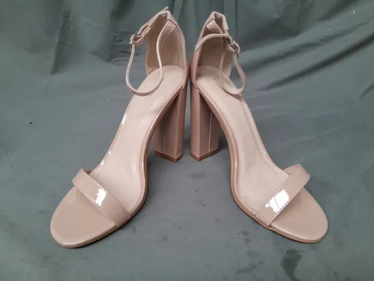 BOXED PAIR OF PRETTY LITTLE THING OPEN TOE HIGH BLOCK HEEL SANDALS IN NUDE UK SIZE 6