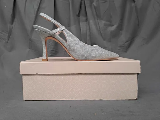 BOXED PAIR OF PARADOX LONDON CARLI POINTED TOE HEELED SANDALS IN METALLIC SILVER W. GLITTER EFFECT EU SIZE 37