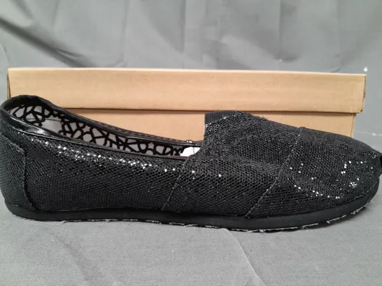 BOX OF APPROXIMATELY 20 BOXED PAIRS OF DESIGNER SLIP-ON SHOES IN BLACK W. GLITTER EFFECT - VARIOUS SIZES