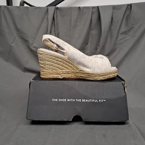 BOXED PAIR OF NATURALIZER BETTINA WEDGE SANDALS IN WHITE SIZE 6 