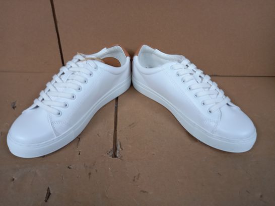 BOXED PAIR OF DESIGNER TRAINER IN WHITE SIZE UK 6