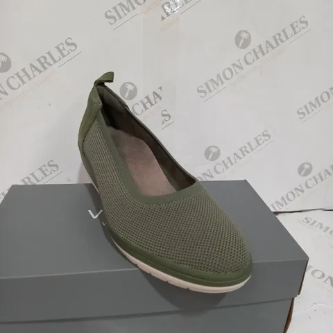 BOXED VIONIC JACEY SLIP-ON SHOES IN GREEN SIZE 6