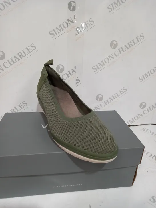 BOXED VIONIC JACEY SLIP-ON SHOES IN GREEN SIZE 6