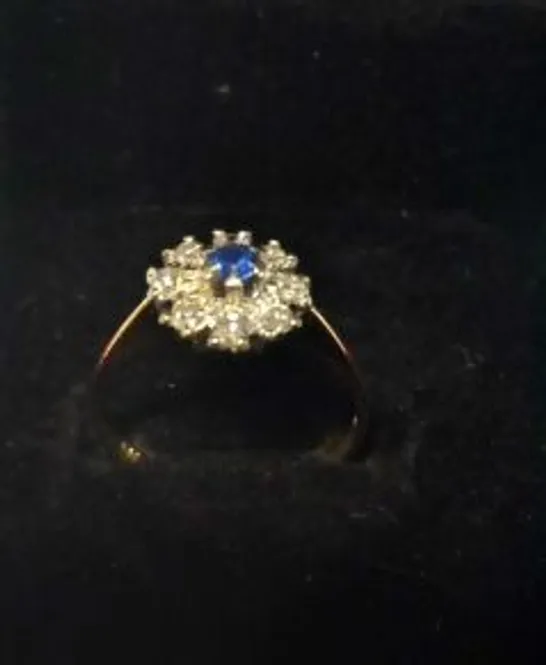 18CT GOLD CLUSTER RING SET WITH A SAPPHIRE AND DIAMONDS