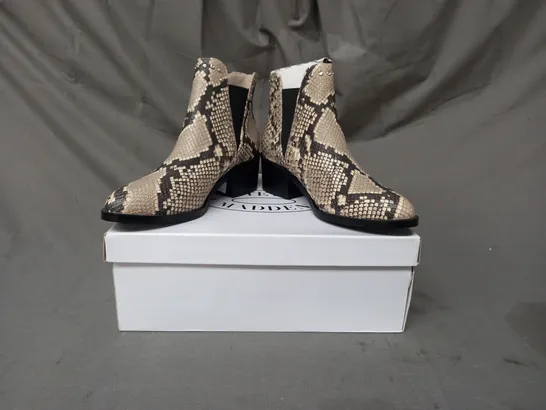 BOXED PAIR OF STEVE MADDEN LEATHER ANKLE BOOTS IN BEIGE SNAKE SIZE 3