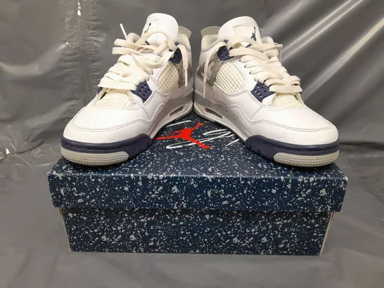 BOXED PAIR OF NIKE AIR JORDAN 4 RETRO SHOES IN WHITE/NAVY UK SIZE 4.5