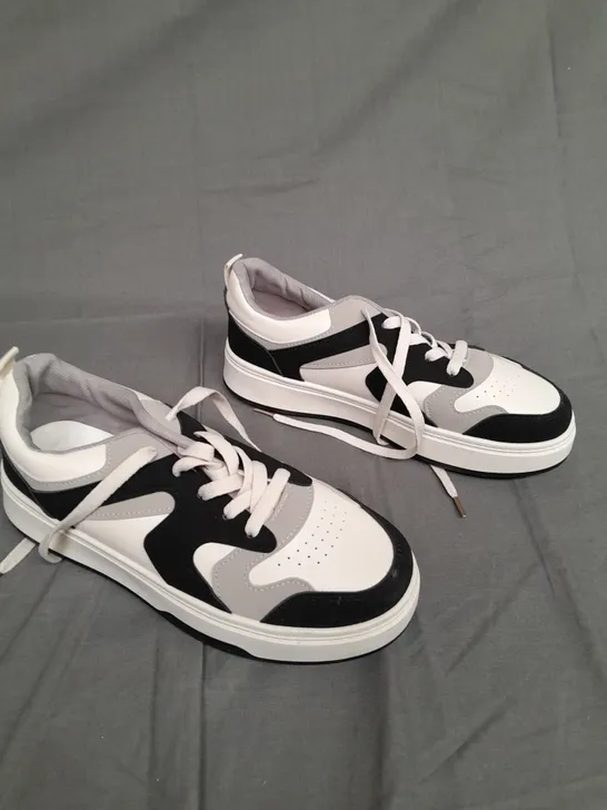 BOXED PAIR OF UNBRANDED LOW TRAINERS IN GREY/WHITE/NAVY SIZE 40