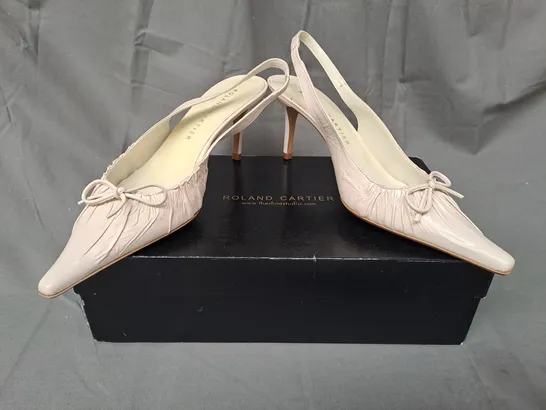 BOXED PAIR OF ROLAND CARTIER POINTED TOE HEELED SHOES IN BEIGE EU SIZE 38