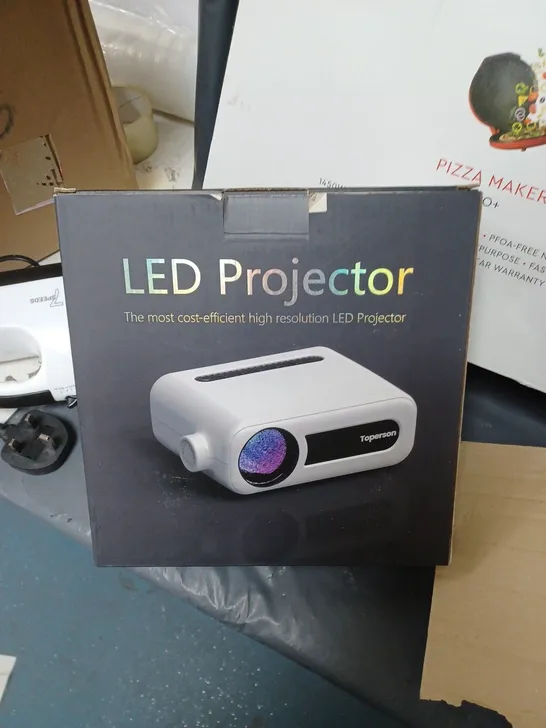 LOT CONTAINING VARIOUS ITEMS TO INCLUDE, LED PROJECTOR, DASH CAM AND VARIOUS ELECTRONICS, PIZZA MAKER ETC.