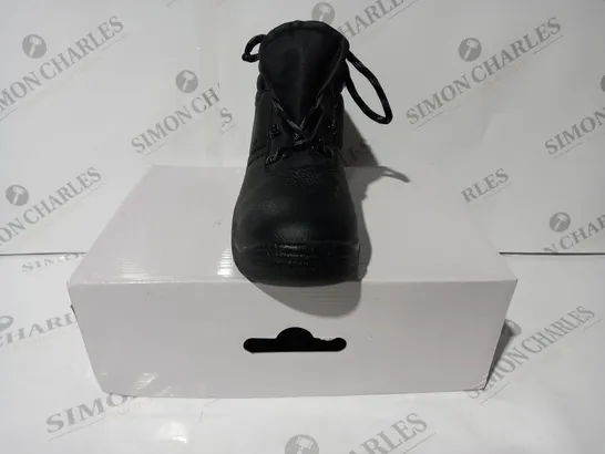 BOXED PAIR OF DESIGNER S1 CHUKKA BOOTS IN BLACK UK SIZE 3