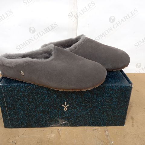 BOXED PAIR OF EMU AUSTRALIA SLIP-ON MULE STYLE FAUX FUR LINED GREY SLIPPERS, UK SIZE 7