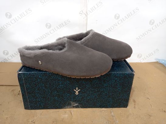 BOXED PAIR OF EMU AUSTRALIA SLIP-ON MULE STYLE FAUX FUR LINED GREY SLIPPERS, UK SIZE 7