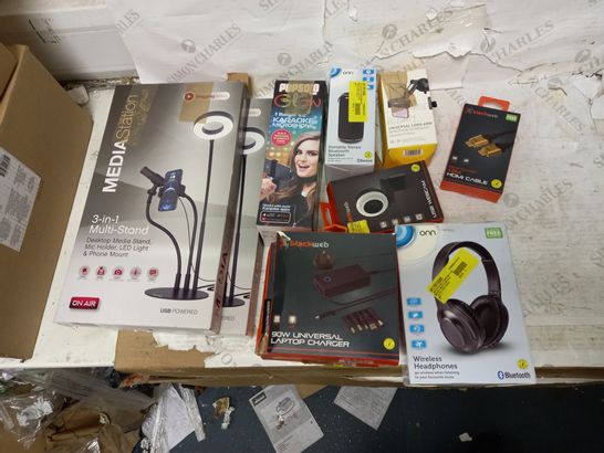 LOT OF APPROX. 10 ASSORTED ELECTRONICS TO INCLUDE VLOGGING LIGHTS, LAPTOP CHARGERS, WEBCAM ETC