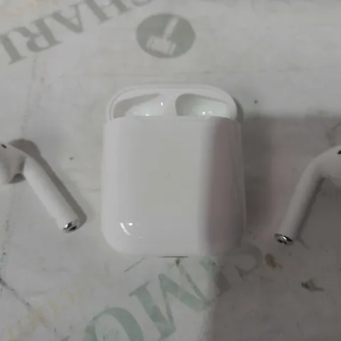 APPLE AIRPODS WITH CHARGING CASE