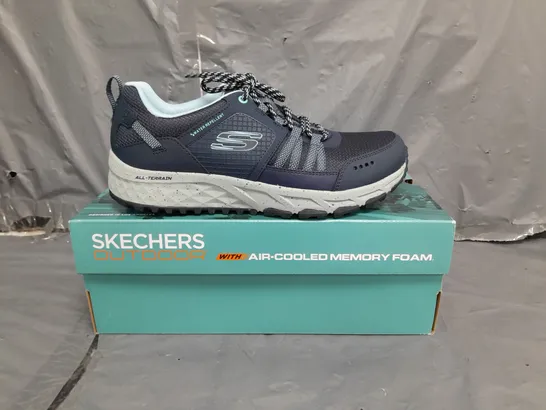 BOXED PAIR OF SKECHERS OUTDOOR MEMORY FOAM TRAINERS IN NAVY SIZE 6