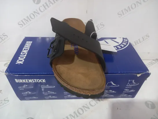 BOXED PAIR OF BIRKENSTOCK ARIZONA BS SANDALS IN BLACK EU SIZE 39