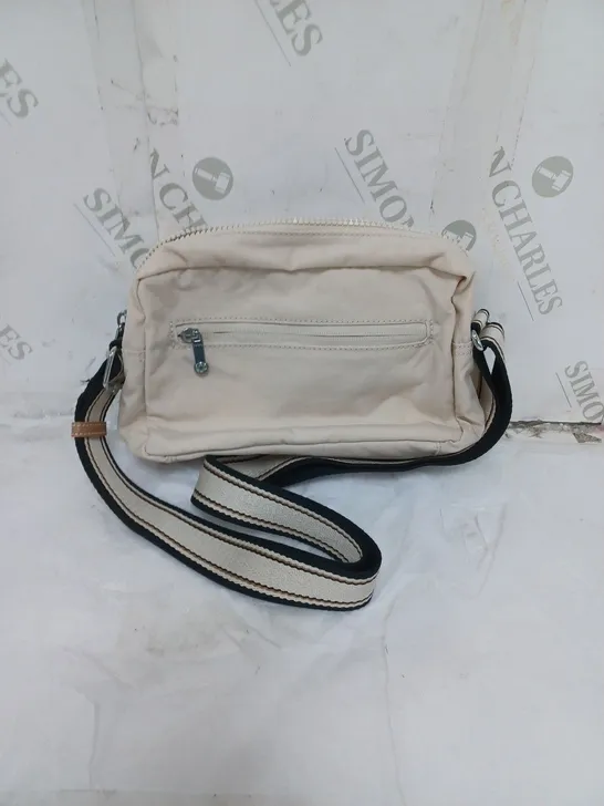 KIPLING LIVE LIGHT SMALL SHOULDER BAG. MULTIPLE COMPARTMENTS. COMES WITH A GORILLA KEYRING. CREAM AND BLACK