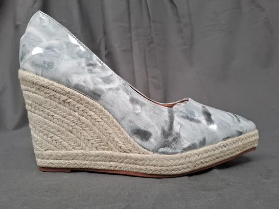 BOXED PAIR OF DESIGNER POINTED TOE HIGH WEDGE SHOES IN SILVER/PALE BLUE EU SIZE 42