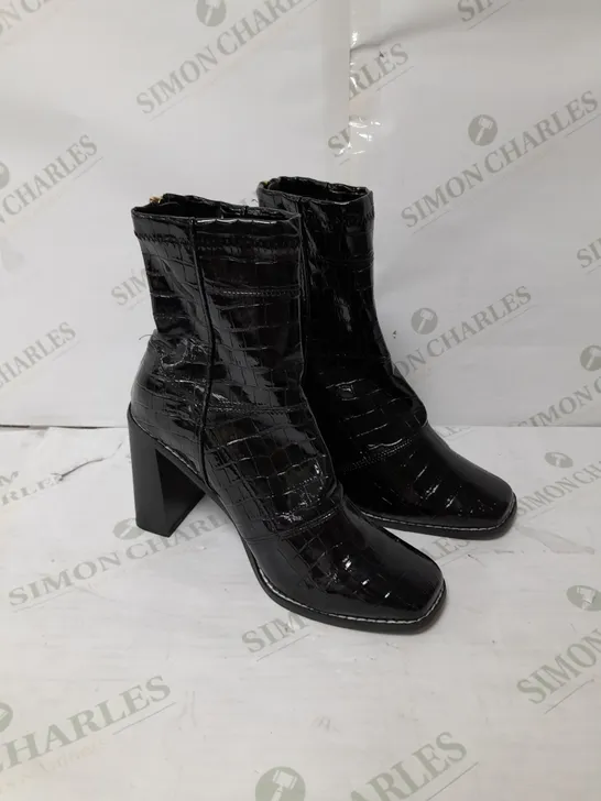 FAUX SNAKESKIN LEATHER ZIP ANKLE BOOT IN GLOSSY BLACK SIZE 6