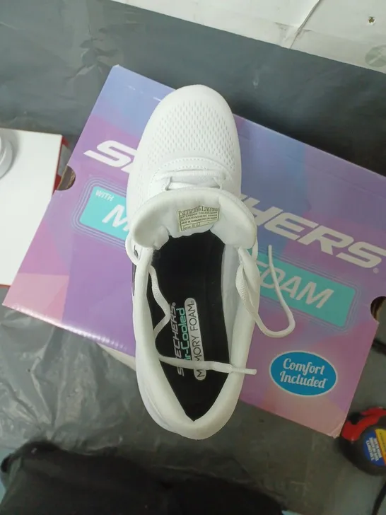 BOXED SKECHERS SKECH-LITE PRO - PERFECT TIME WITH MEMORY FOAM - WHITE - SIZE 6 UK