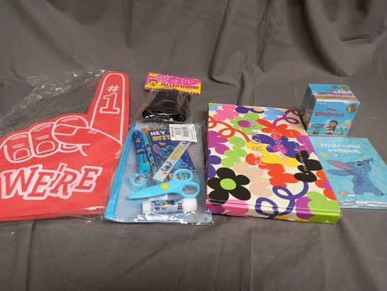 LARGE QAUNTIITY OF ASSORTED TOYS AND GAMES TO INCLUDE STITCH, FOAM FINGERS AND JUMP ROPE