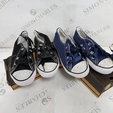 APPROXIMATELY 12 BOXED PAIRS OF KIDS TRAINERS IN COLOURS BLACK AND NAVY VARIOUS SIZES TO INCLUDE SIZEZ 27, 28