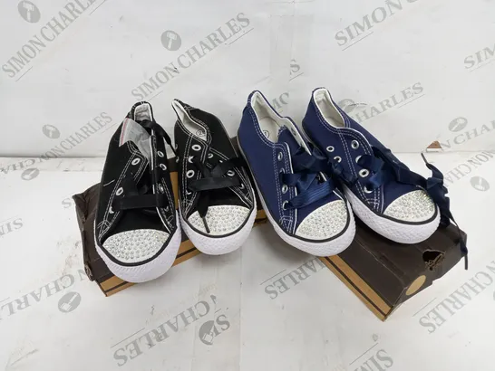 APPROXIMATELY 12 BOXED PAIRS OF KIDS TRAINERS IN COLOURS BLACK AND NAVY VARIOUS SIZES TO INCLUDE SIZEZ 27, 28