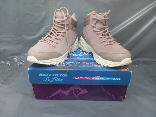 BOXED PAIR OF SKECHERS D'LITES BOOTS IN BLUSH SIZE 6 (2 LEFT SHOES)