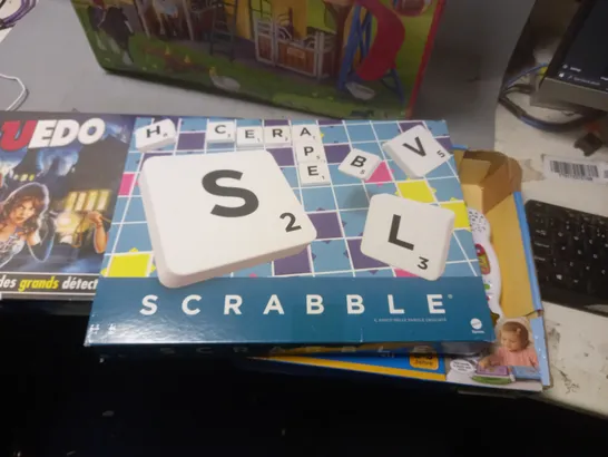 LOT CONTAINING 2 BOARD GAMES TO INCLUDE: SCRABBLE, FARM WORLD, FRENCH CLUEDO ETC. 