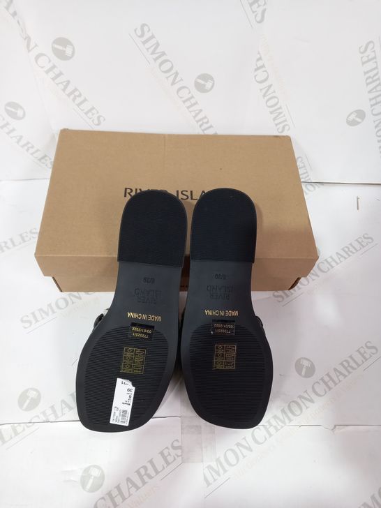 BOXED PAIR OF RIVER ISLAND FLIP FLOPS SIZE 6