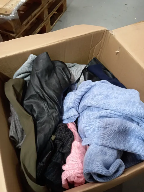 BOX OF ASSORTED CLOTHING ITEMS APPROXIMATELY 30 TO INCLUDE WOOL JUMPERS, LEATHER JACKET, TOPS ETC