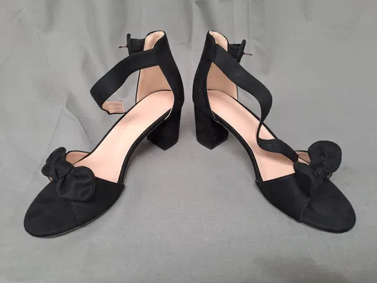 BOXED PAIR OF DESIGNER OPEN TOE BLOCK HEEL SANDALS IN BLACK EU SIZE 42