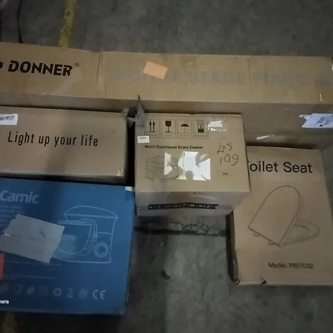 PALLET OF ASSORTED ITEMS INCLUDING TOILET SEAT, MULTI-FUNCTIONAL GRAIN COOKER, DONNER DIGITAL STAGE PIANO, CAMIC STAND MIXER, PROFESSIONAL ESPRESSO MAKER