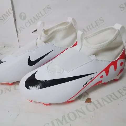 NIKE JUNIOR ZOOM SUPERFLY FOOTBALL BOOTS IN WHITE - UK 3