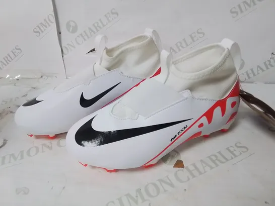 NIKE JUNIOR ZOOM SUPERFLY FOOTBALL BOOTS IN WHITE - UK 3